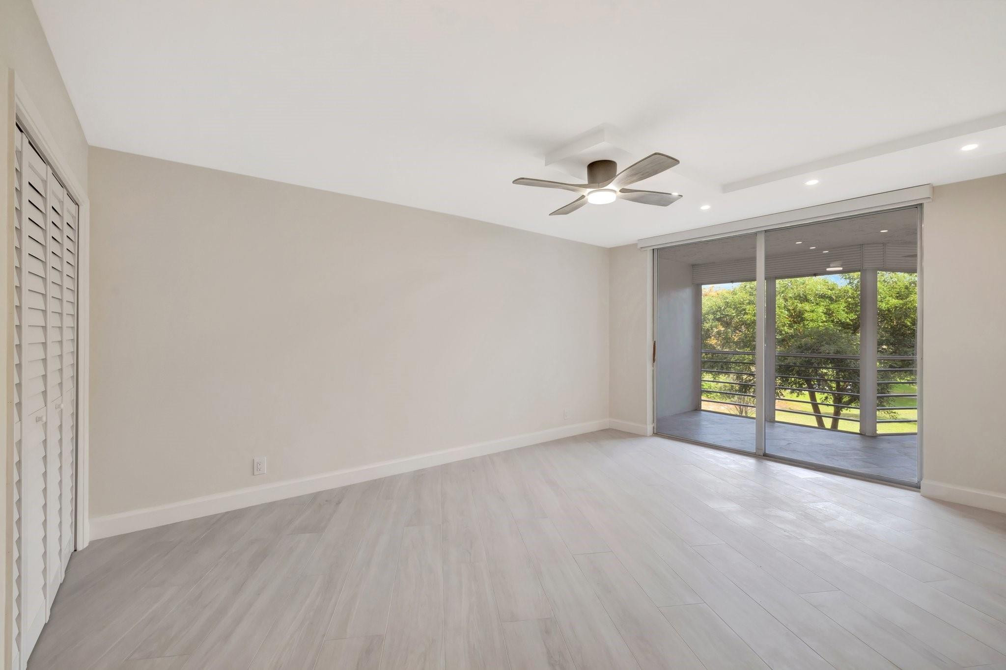 3960 Oaks Clubhouse Dr 305