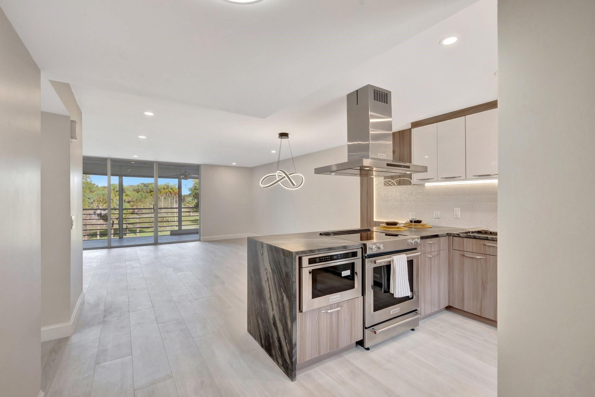 3960 Oaks Clubhouse Dr 305