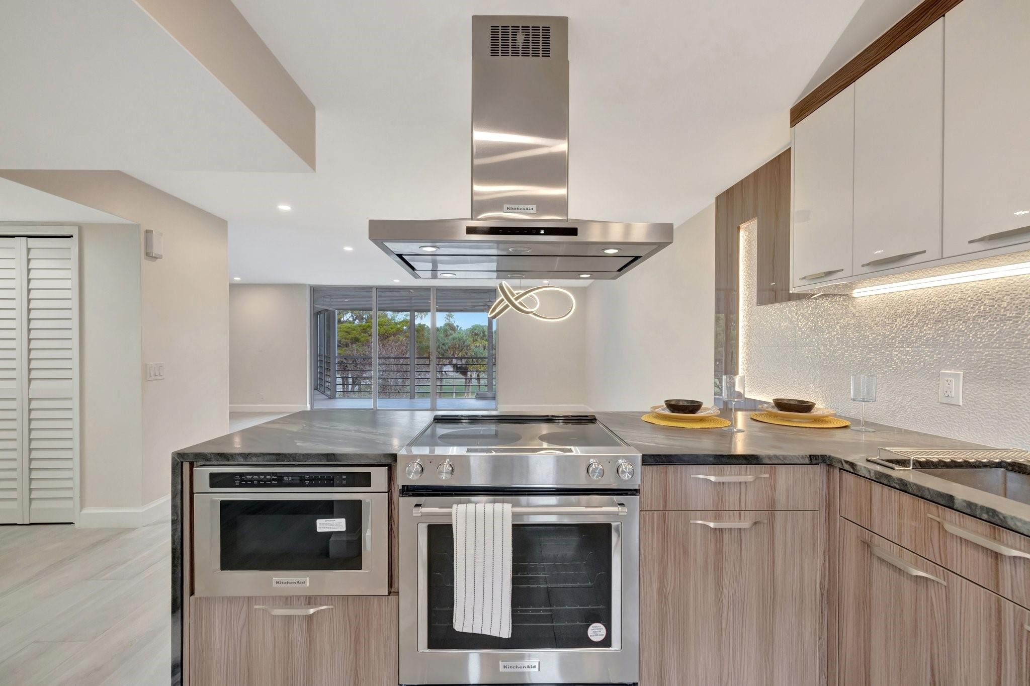 3960 Oaks Clubhouse Dr 305