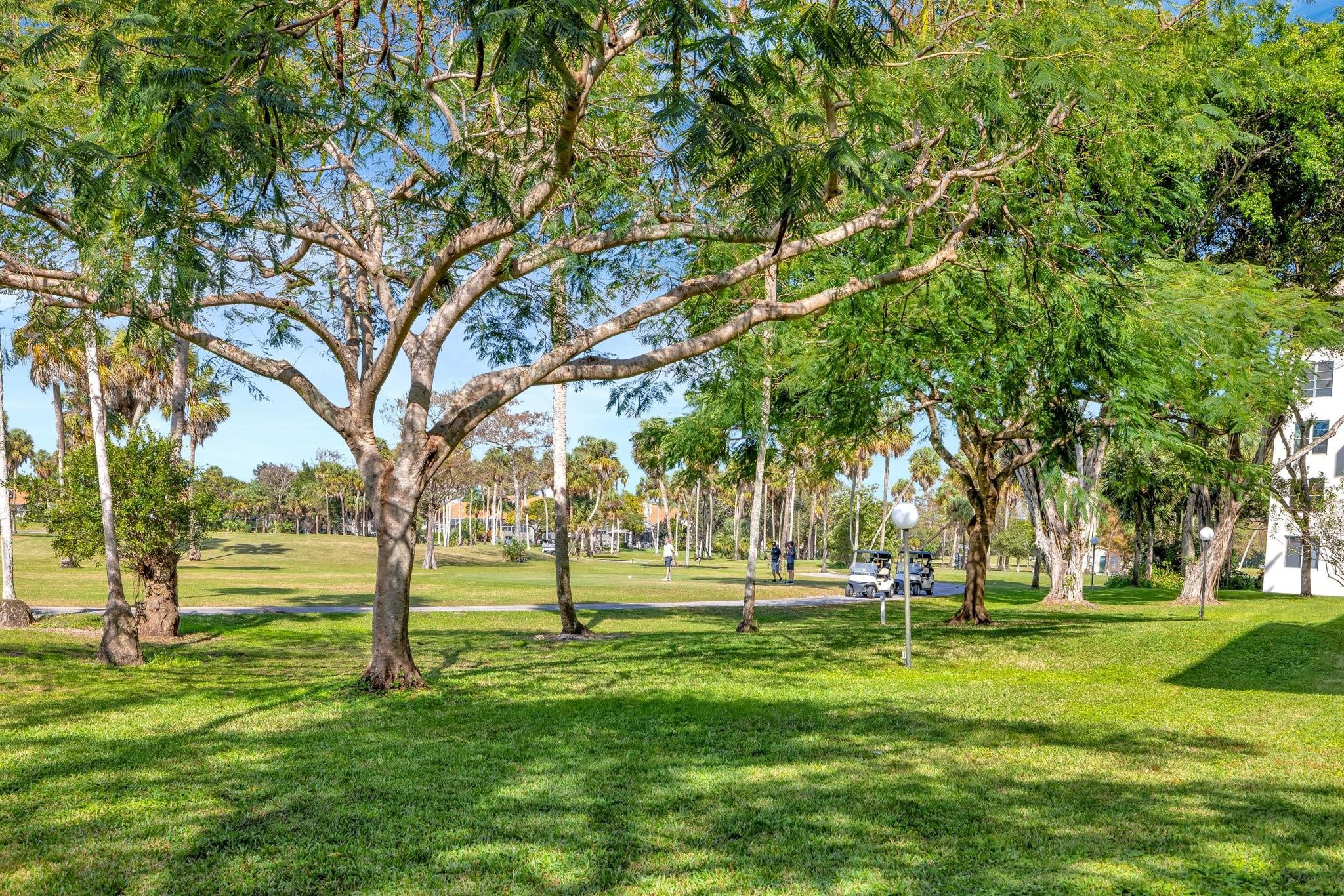 3960 Oaks Clubhouse Dr 305