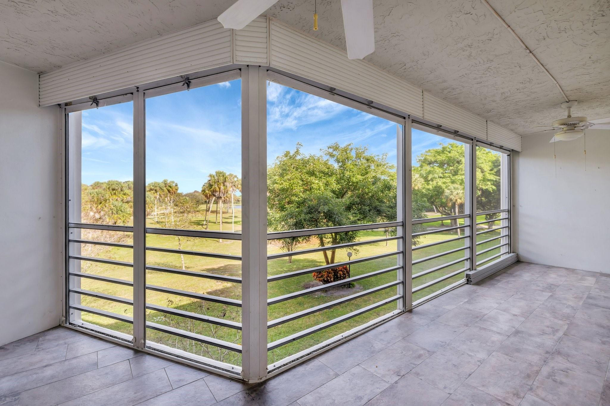 3960 Oaks Clubhouse Dr 305