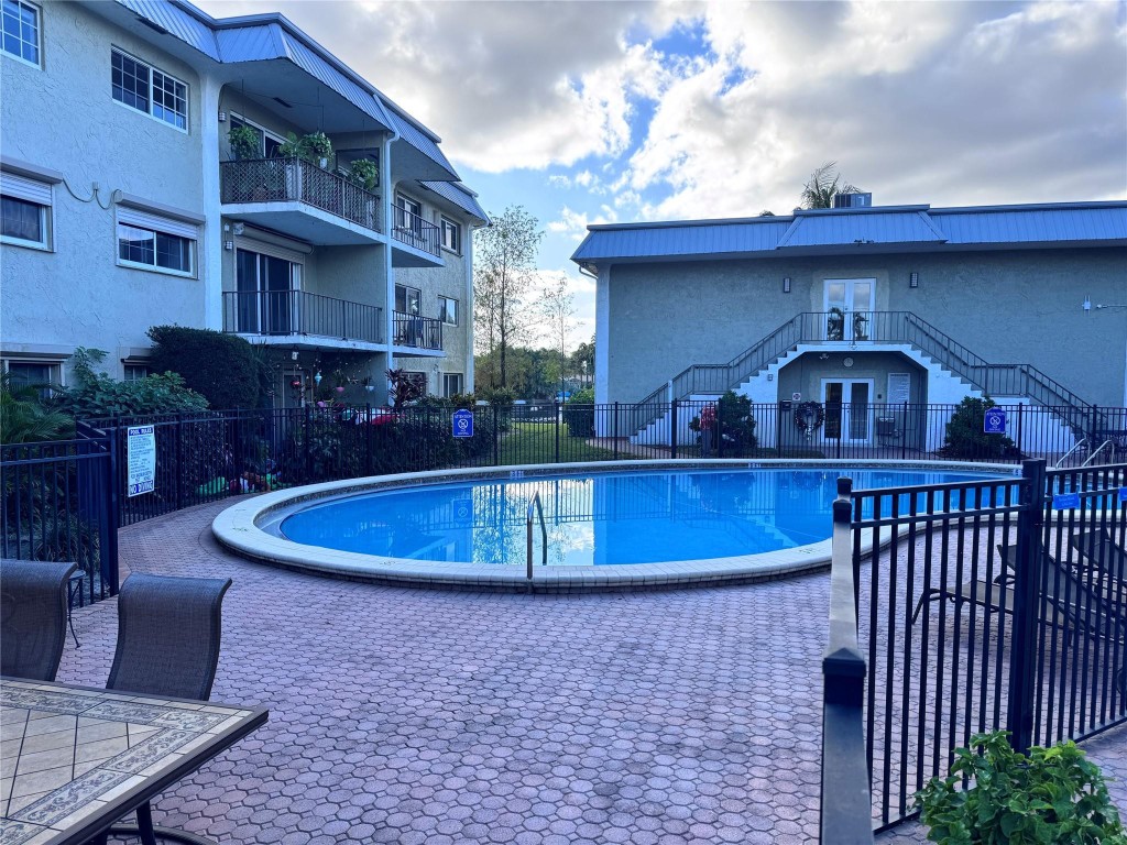 3004 NE 5th Ter 302-C