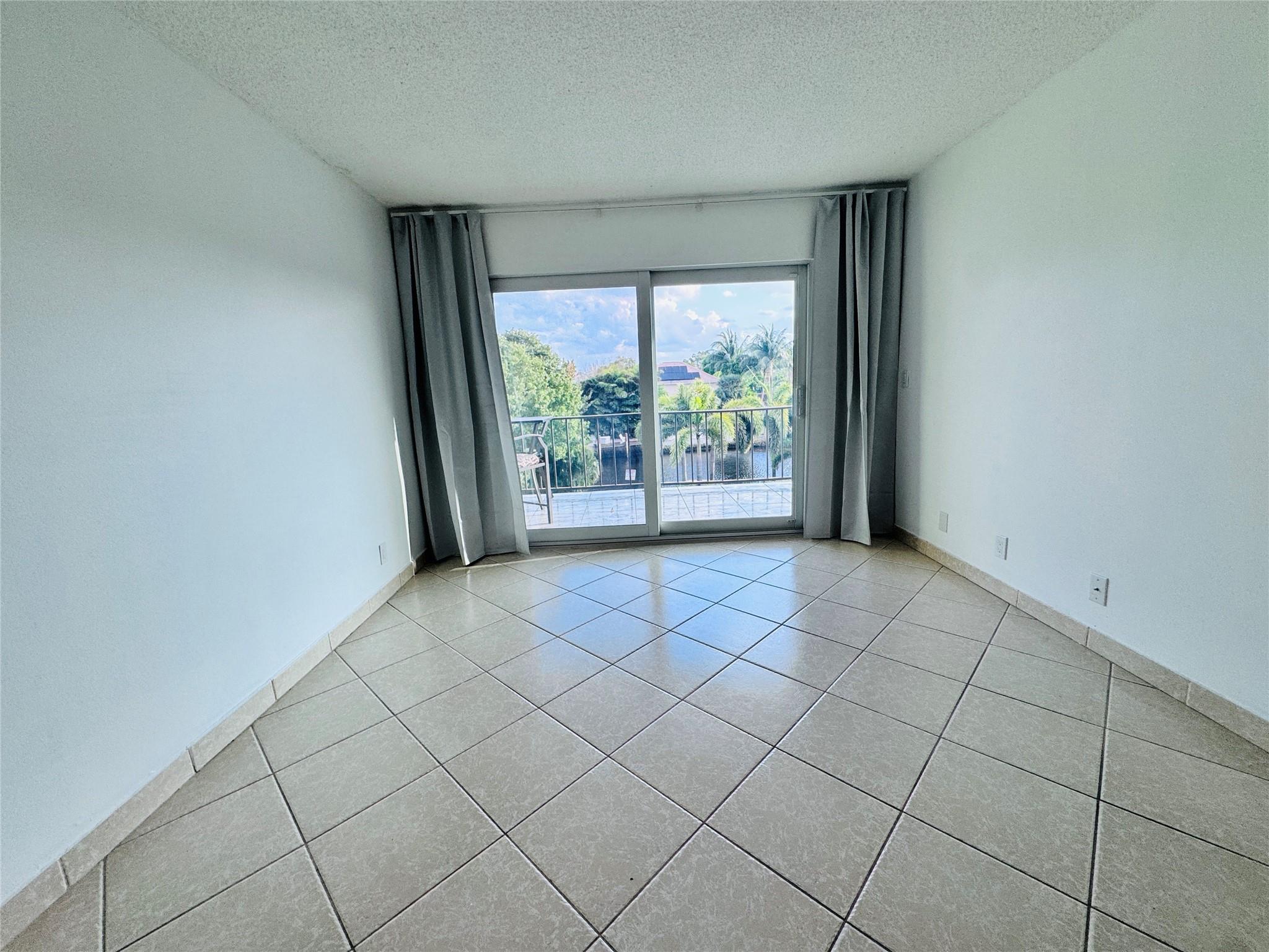 3004 NE 5th Ter 302-C