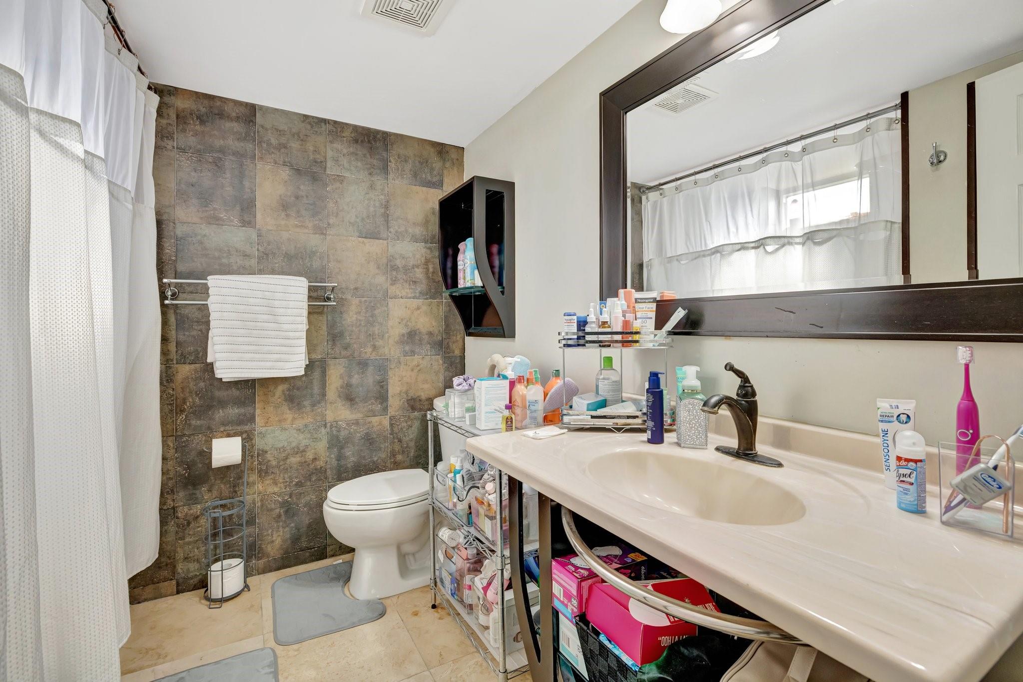 3004 NE 5th Ter 208-C