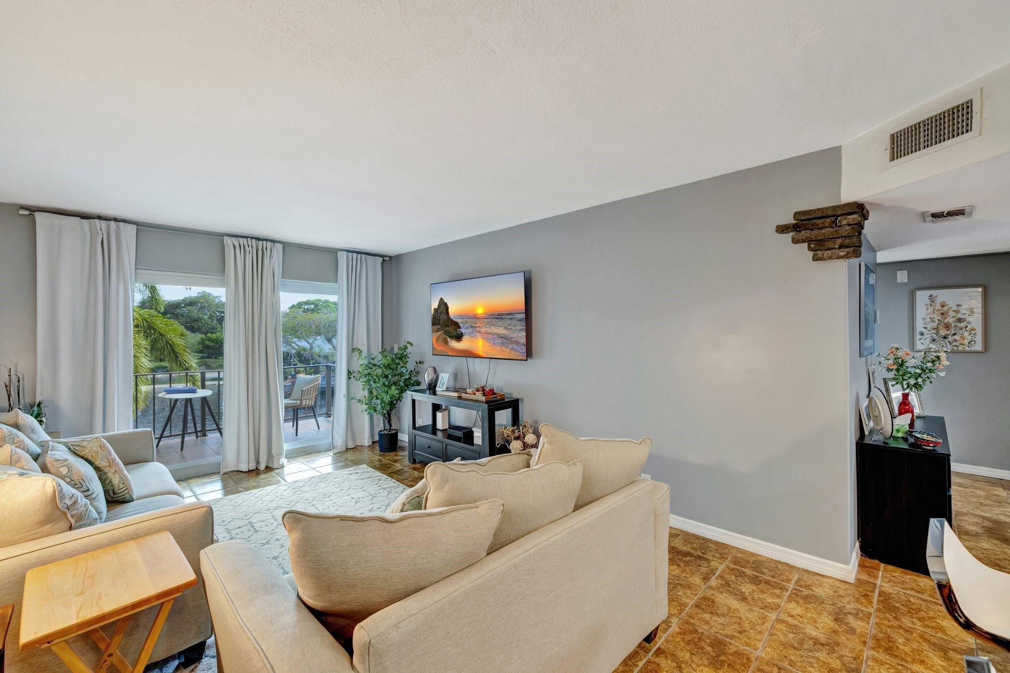 3004 NE 5th Ter 208-C