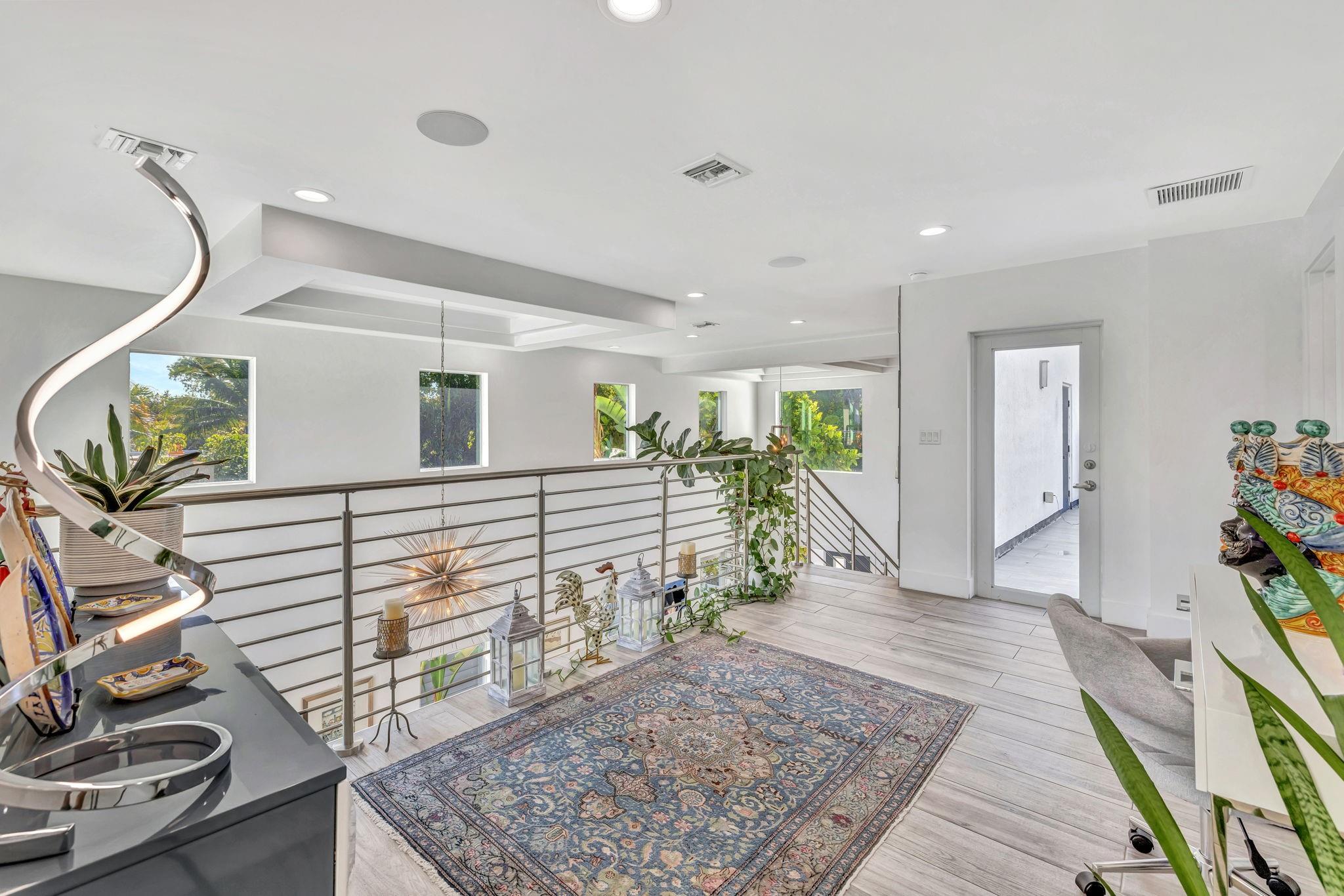 2502 NE 6th Ave