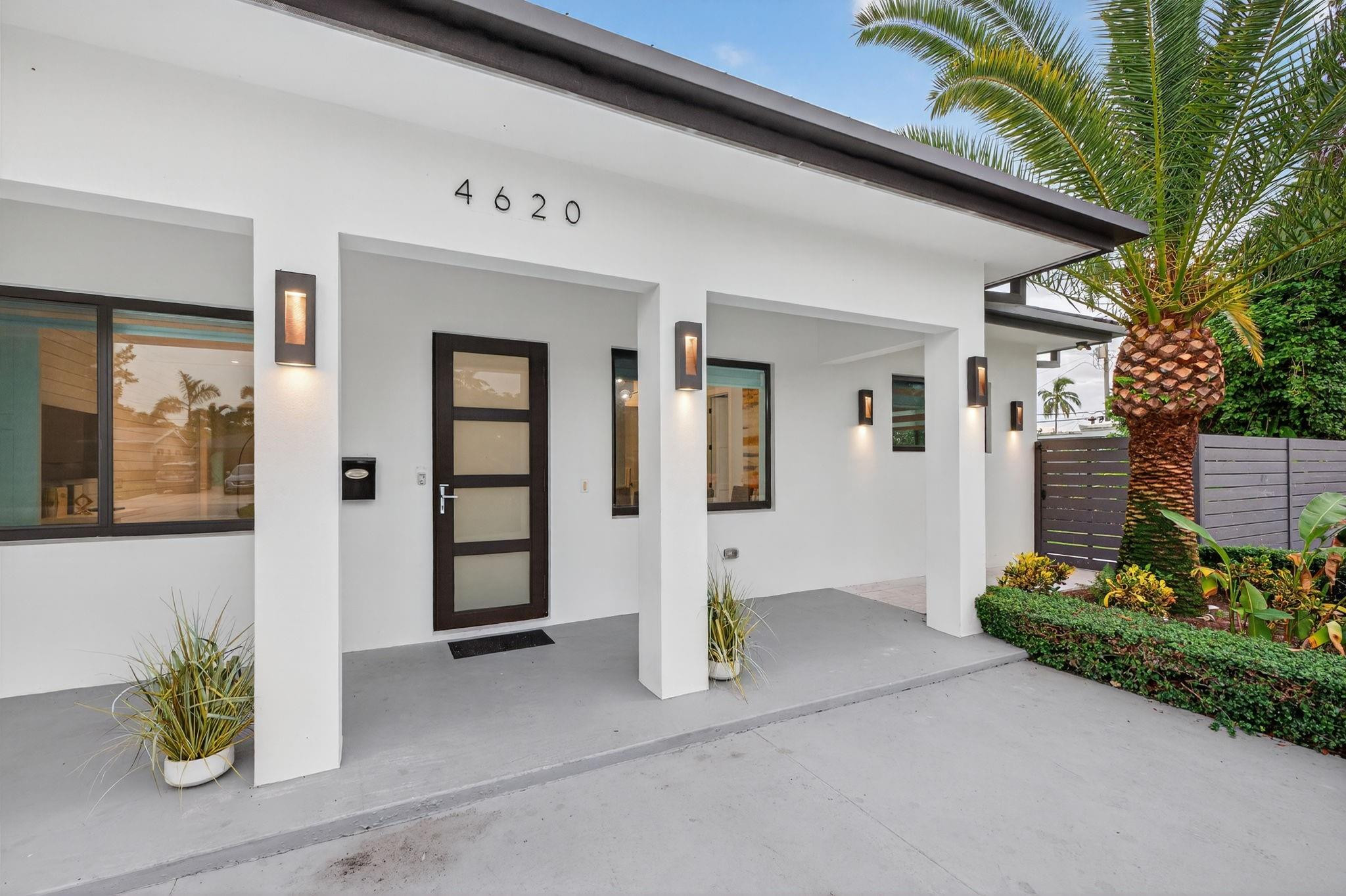4620 NE 4TH AV