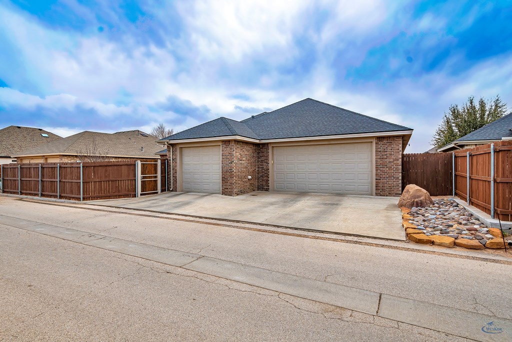 2504 Regency Oaks Ct