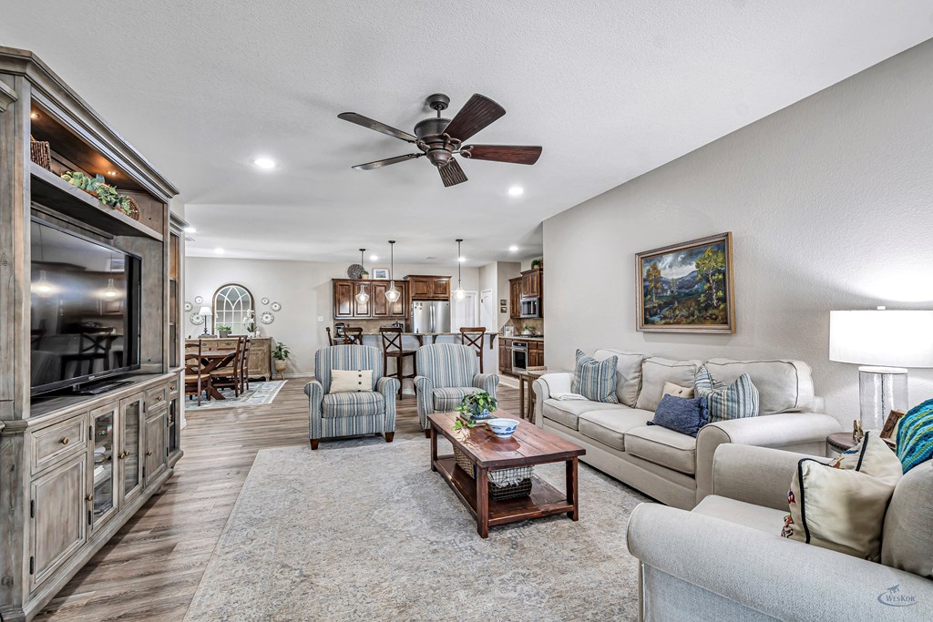 6016 Medina Dr