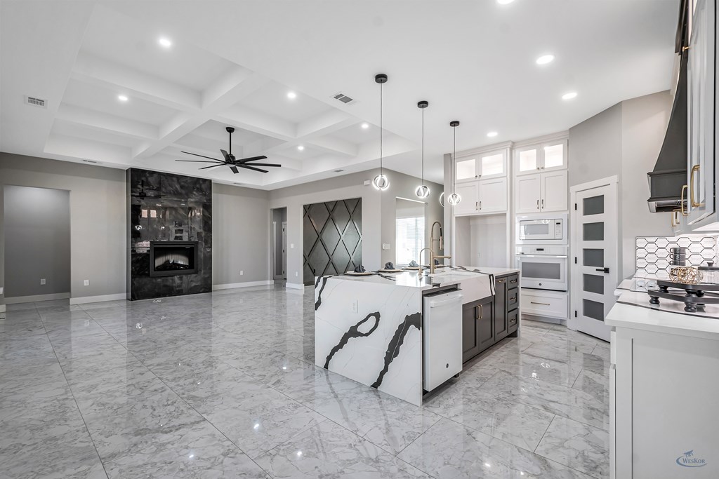 2102 S County Rd 1059