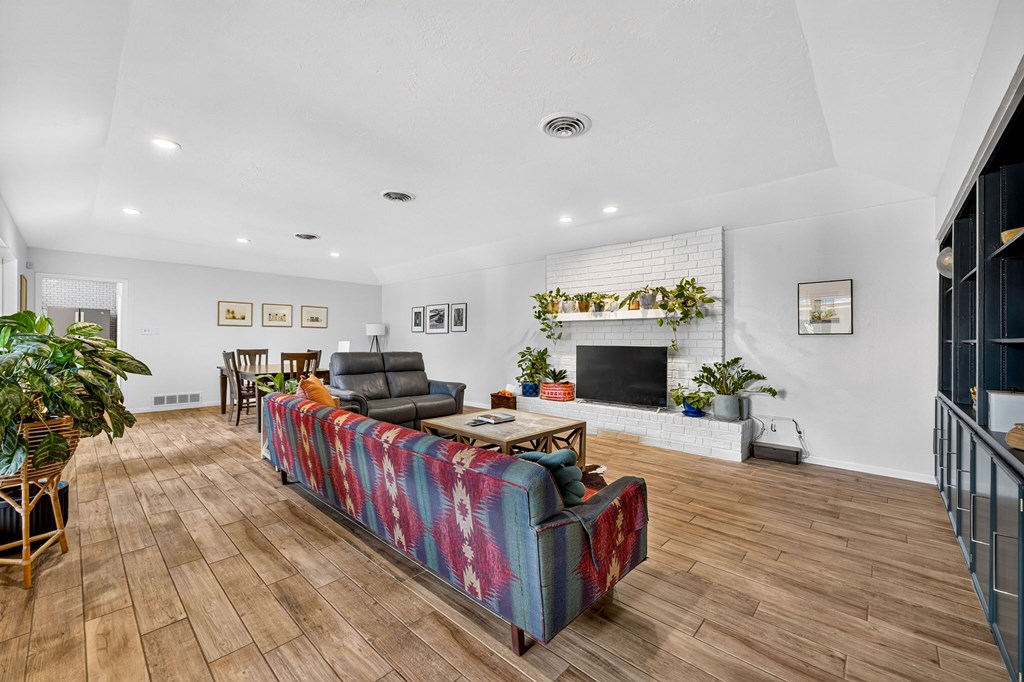 907 Pine Court