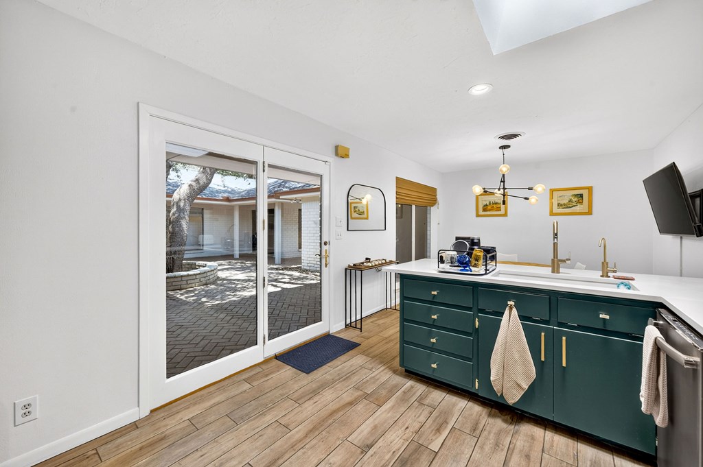 907 Pine Court