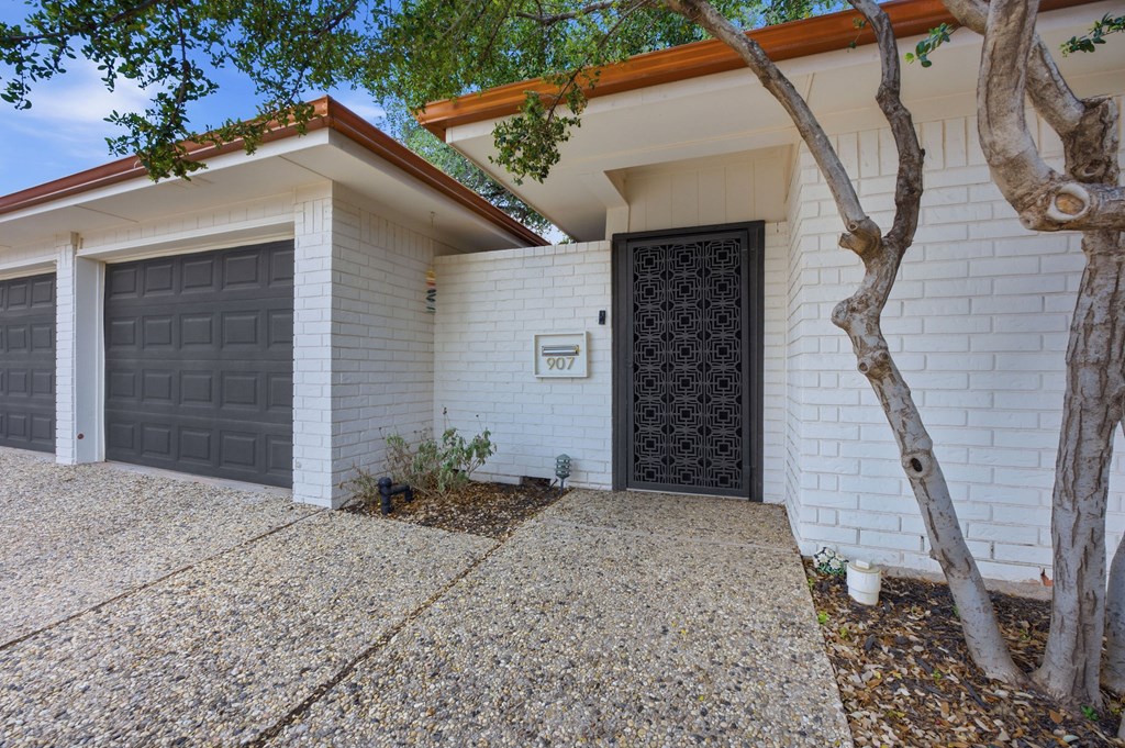 907 Pine Court