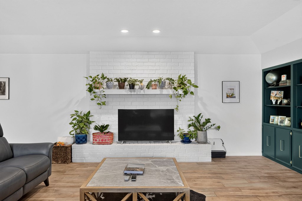 907 Pine Court
