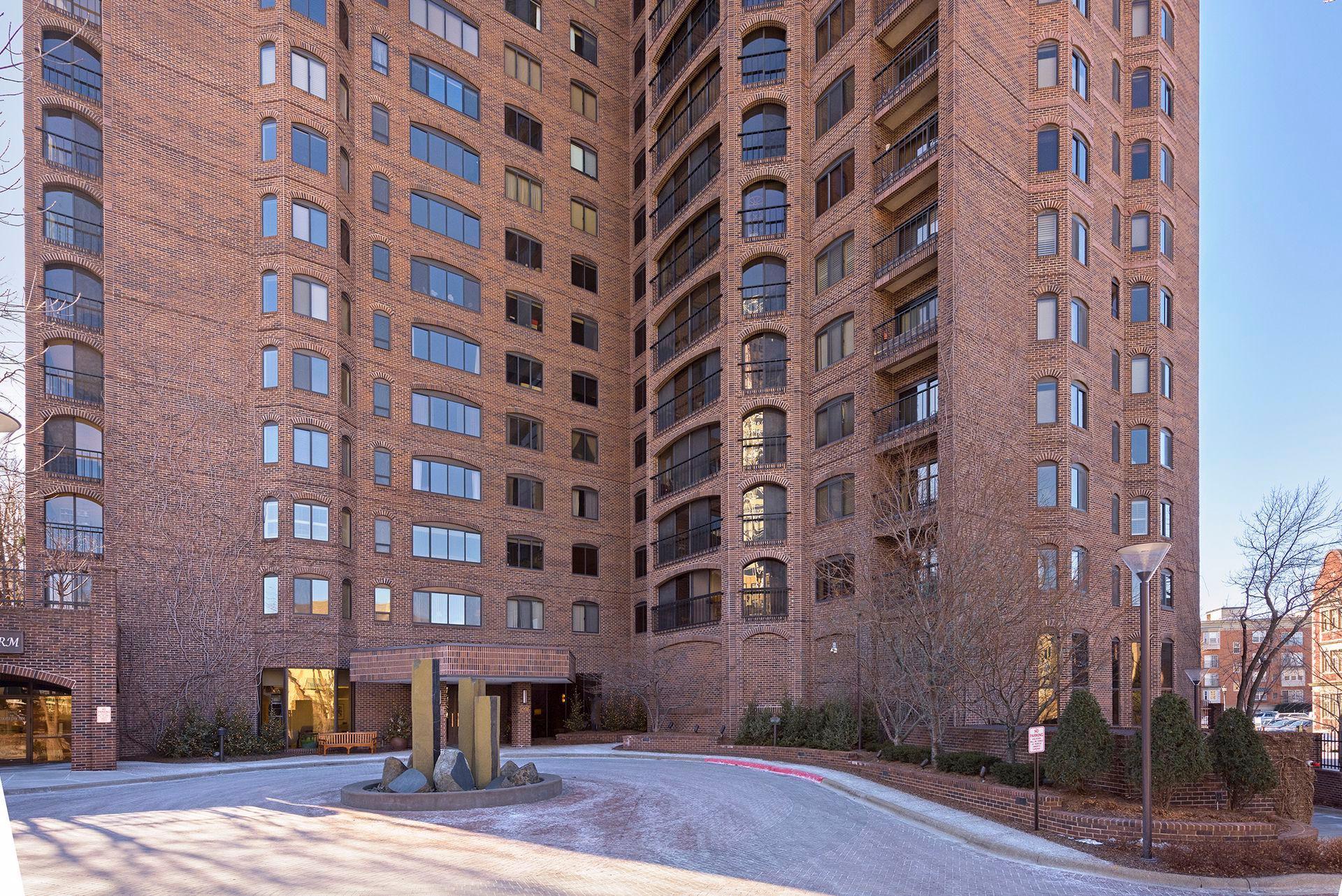 1201 Yale Place Unit: 608