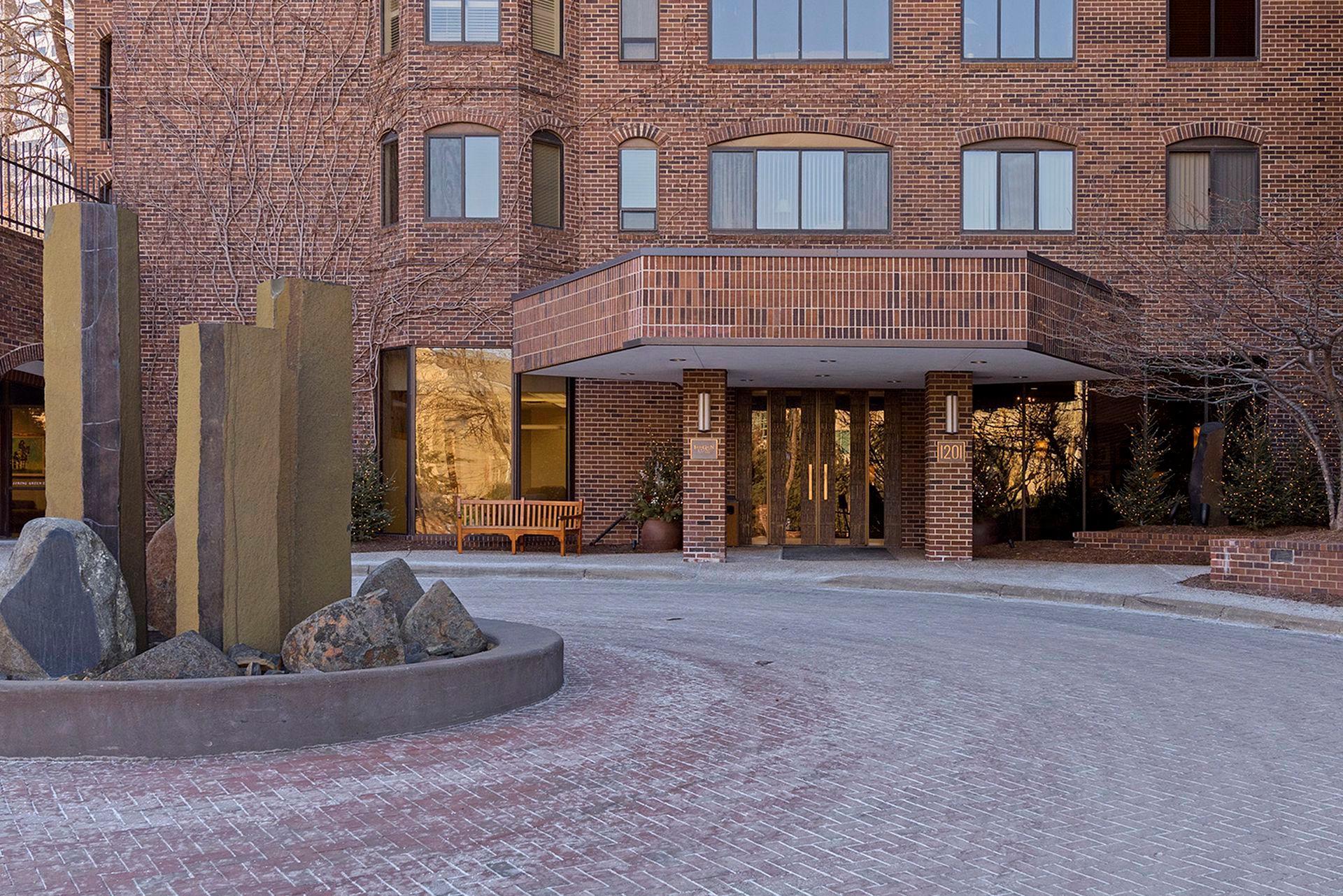 1201 Yale Place Unit: 608