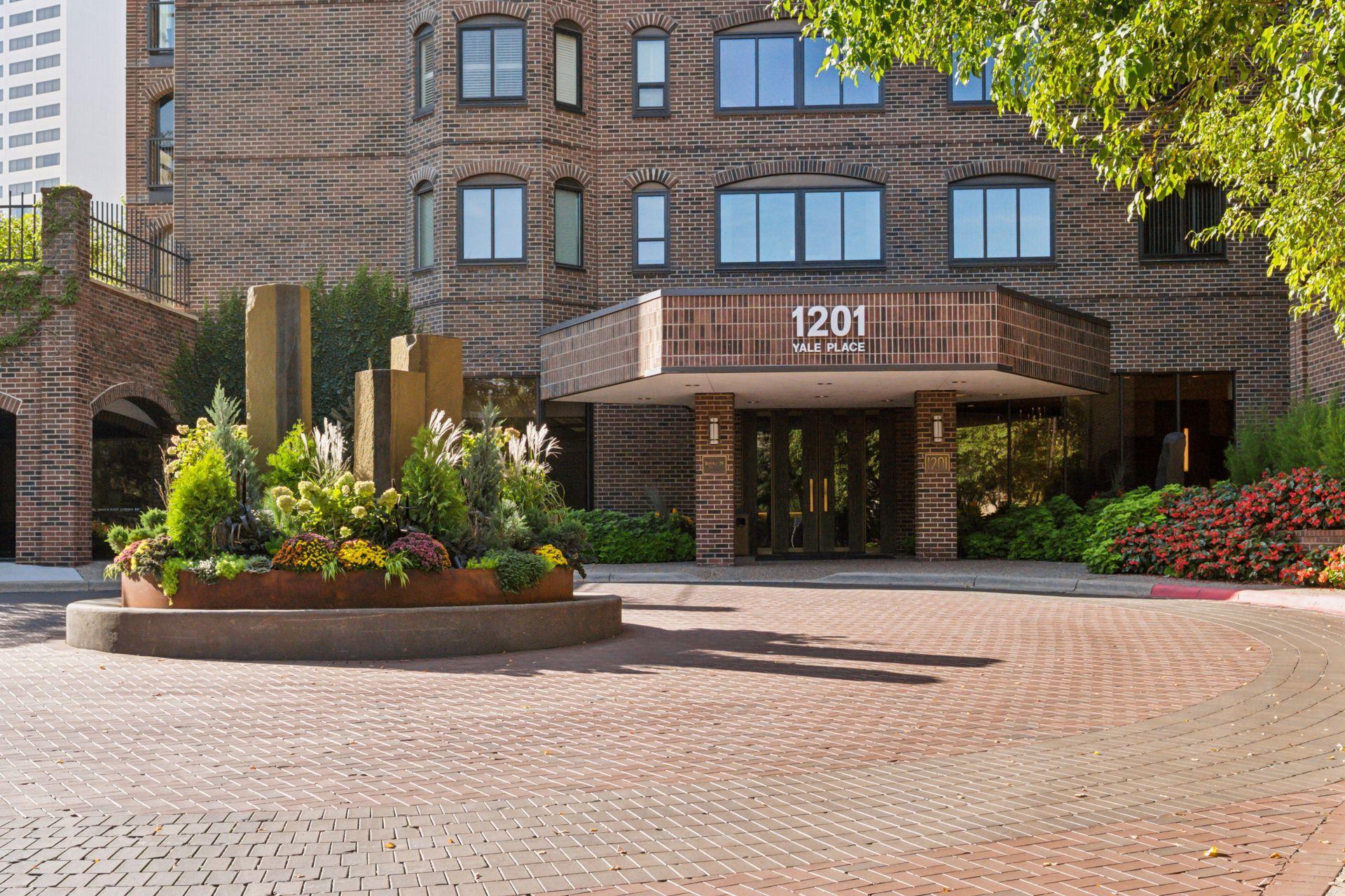 1201 Yale Place Unit: 608