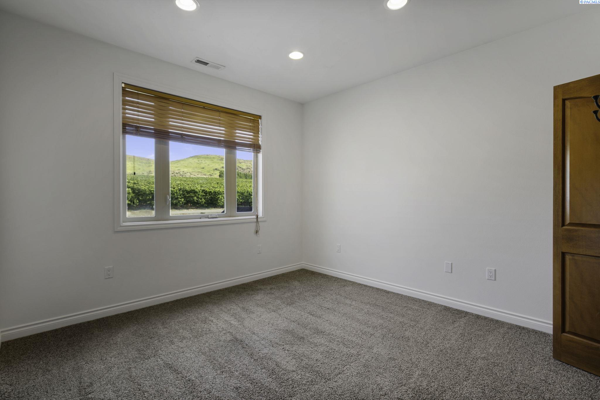 37503 S Hawks Tree Pr SE