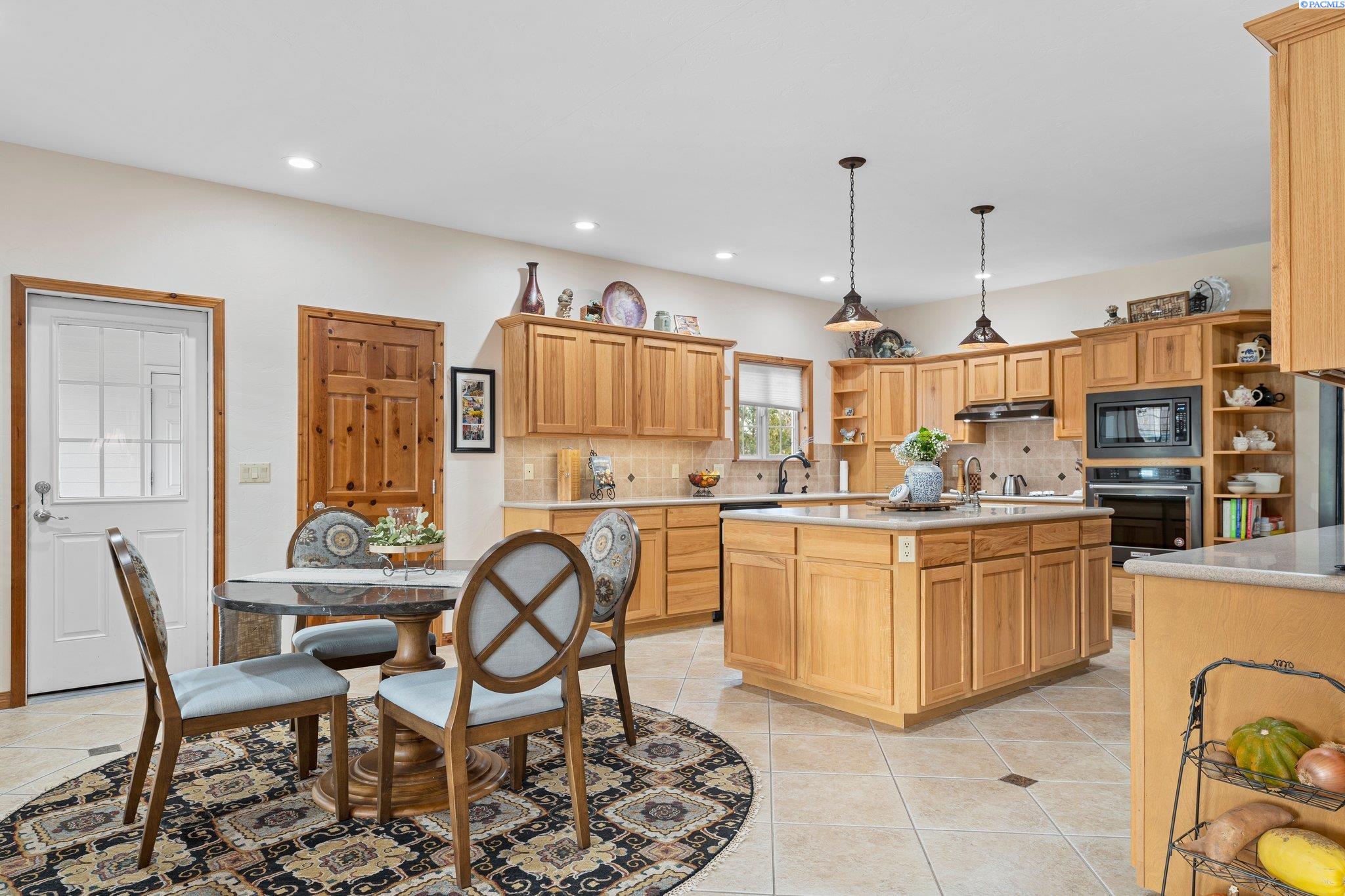 6004 Glenbrook Loop