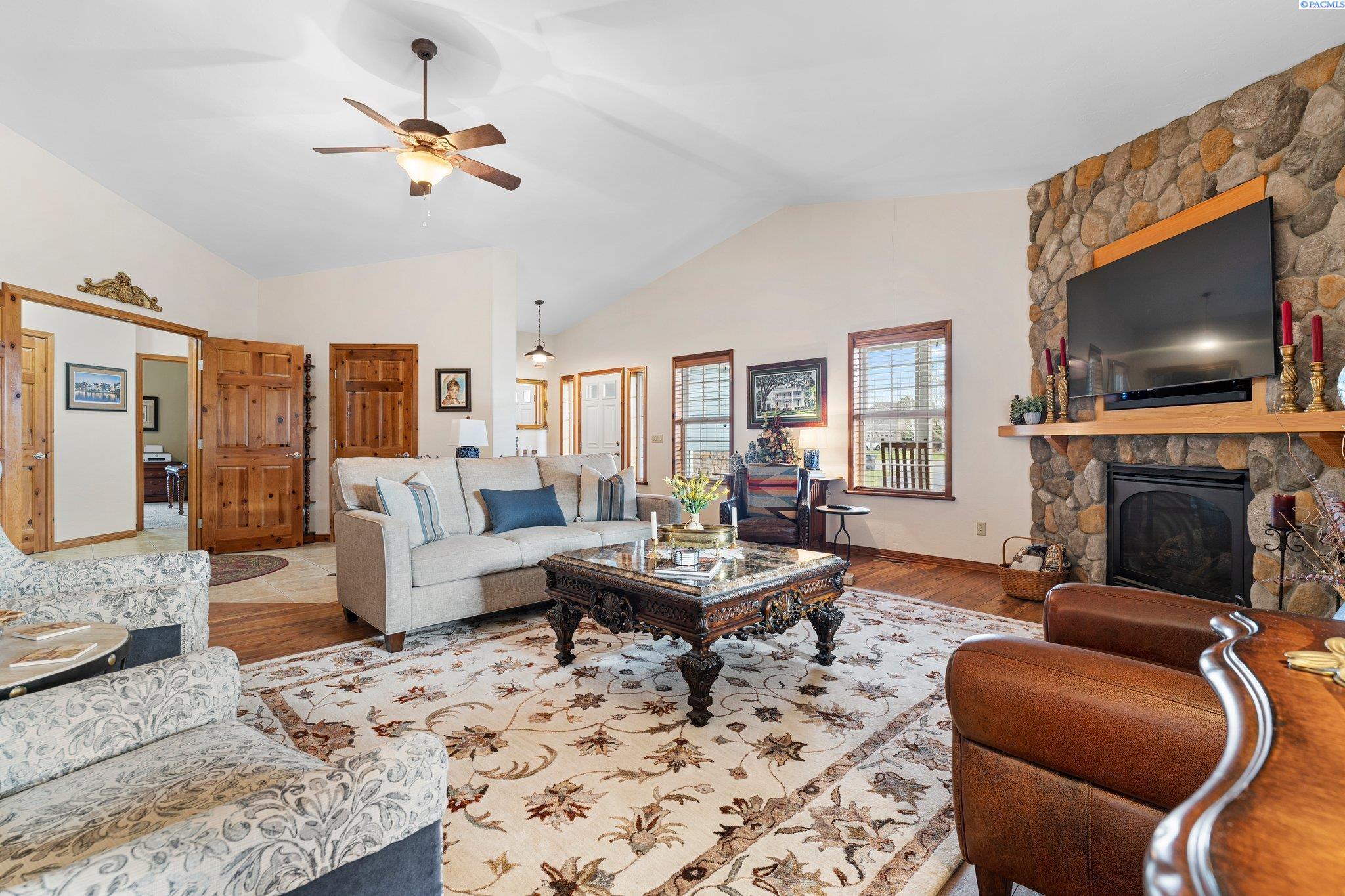 6004 Glenbrook Loop