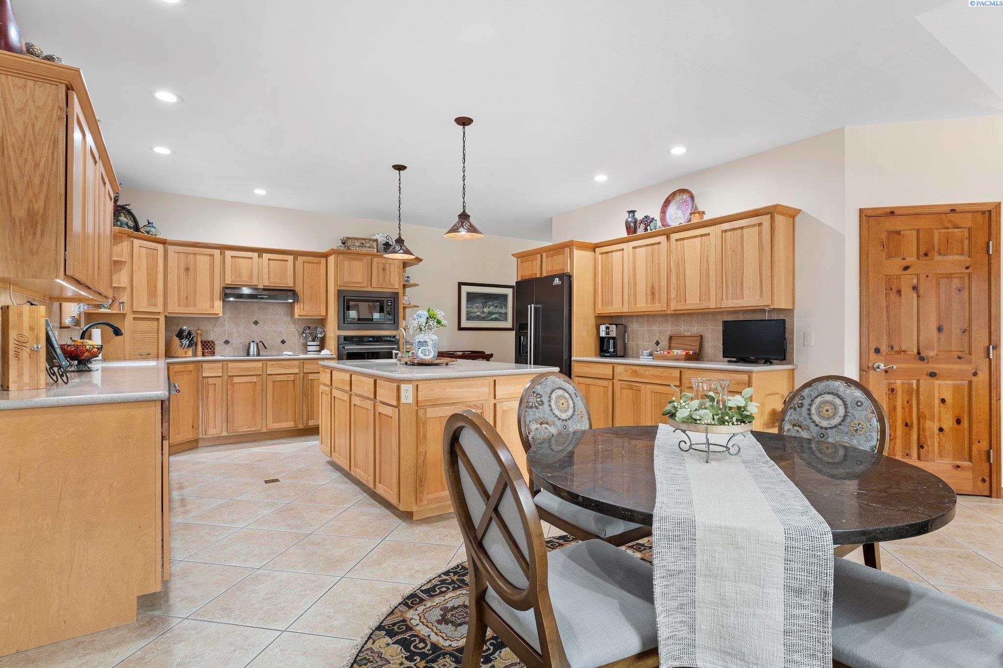 6004 Glenbrook Loop