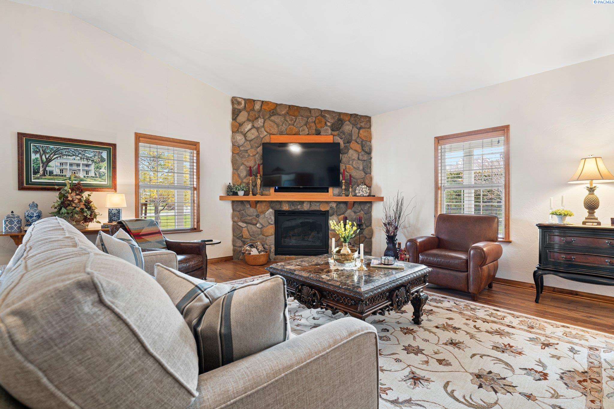 6004 Glenbrook Loop