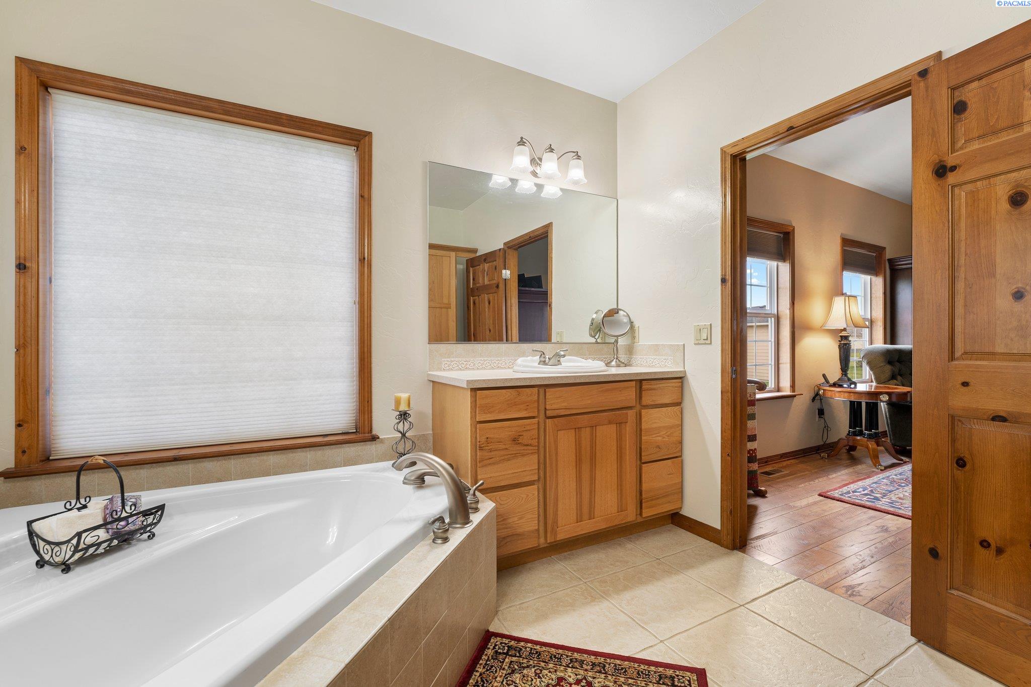 6004 Glenbrook Loop