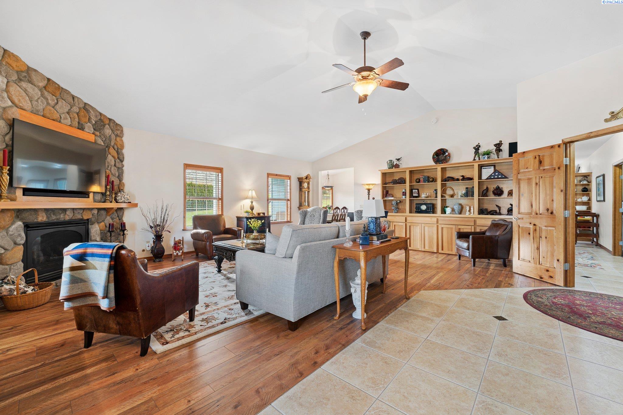 6004 Glenbrook Loop