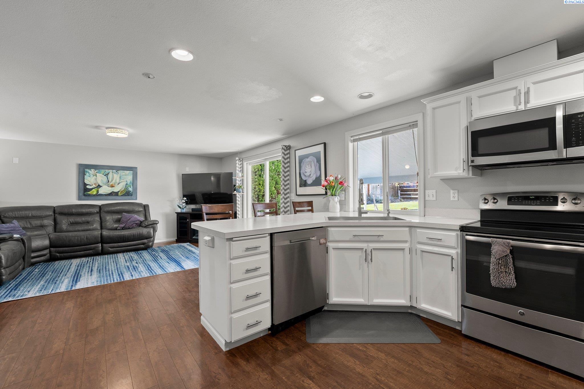 6419 Robinson Drive