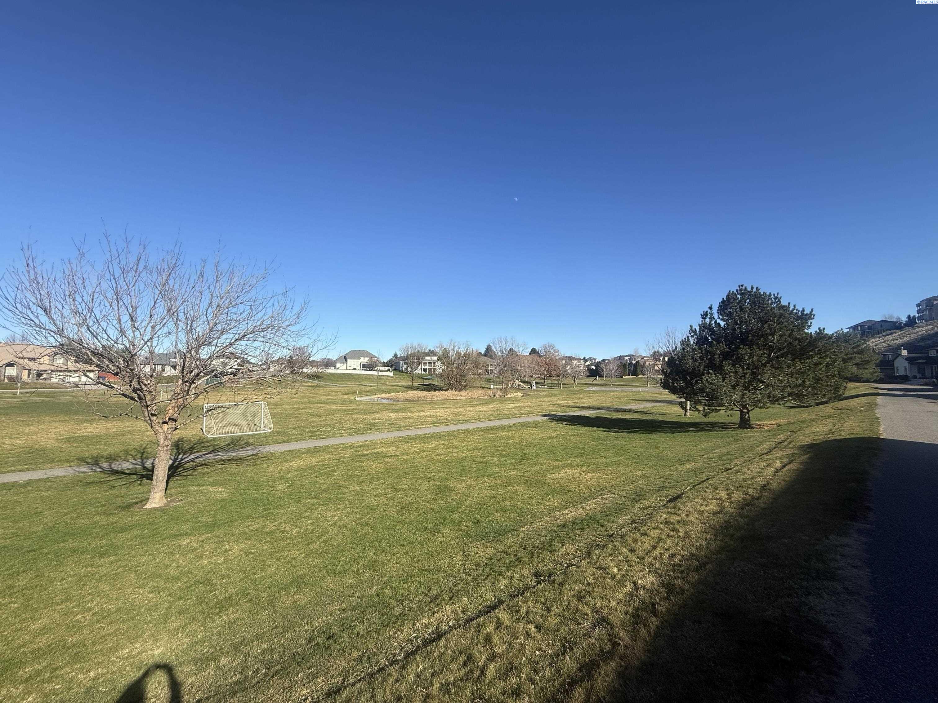 915 Meadow Hills Dr