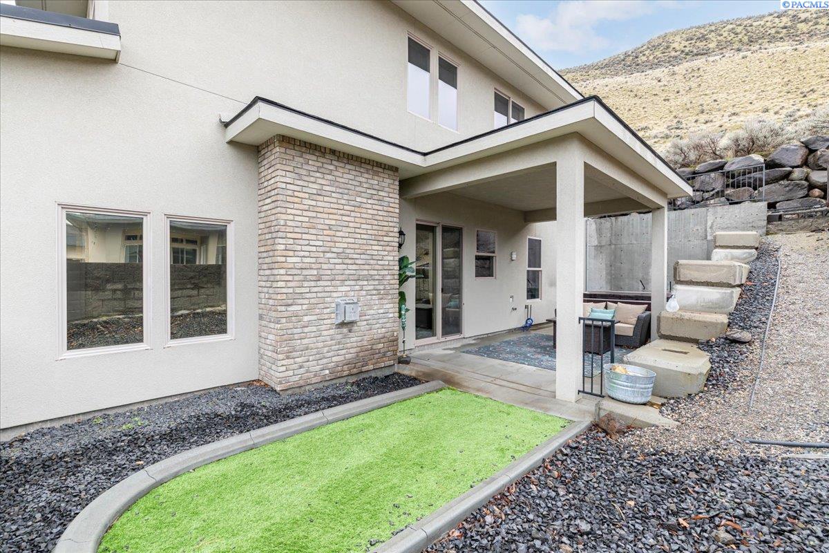 915 Meadow Hills Dr