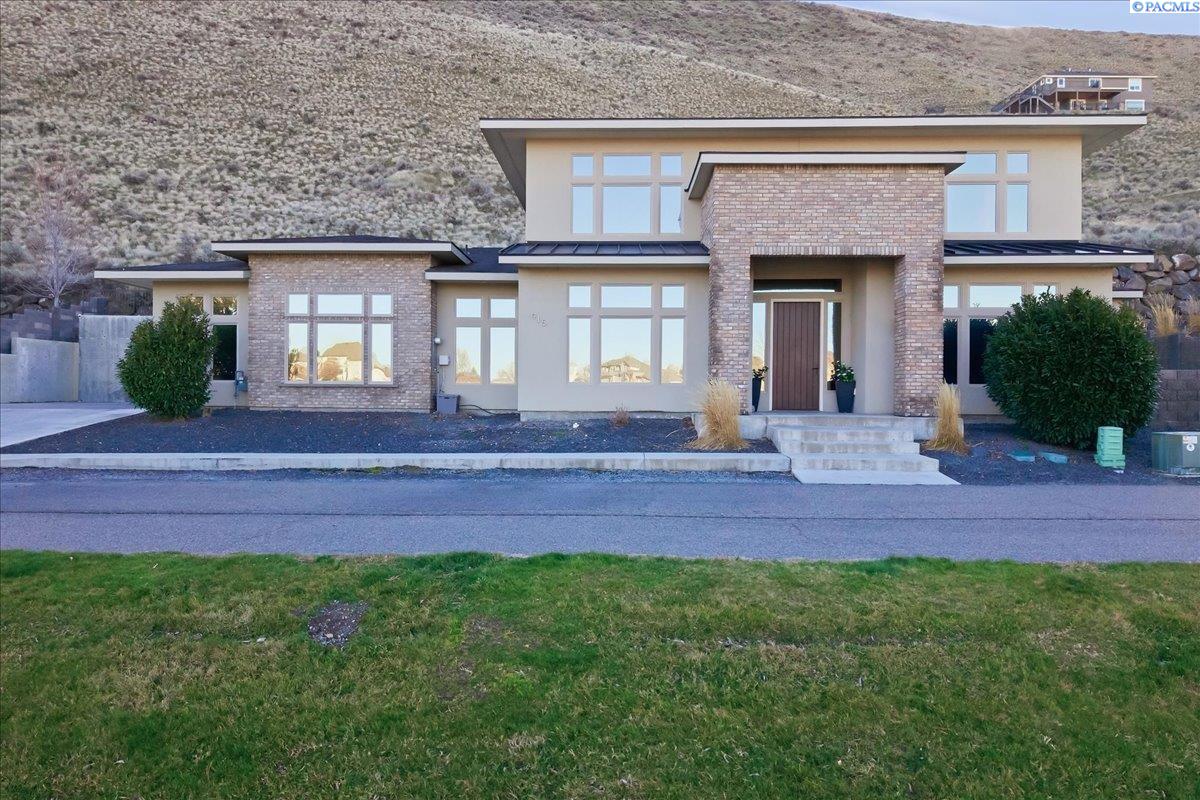 915 Meadow Hills Dr