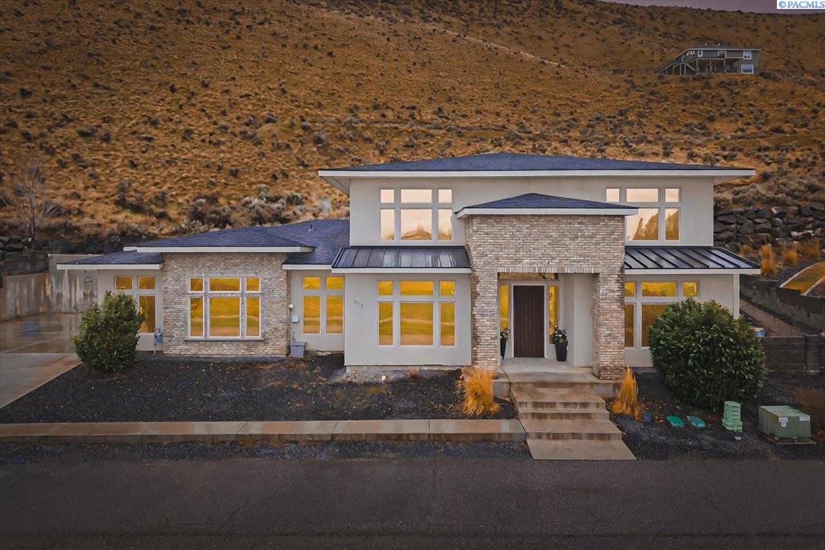 915 Meadow Hills Dr