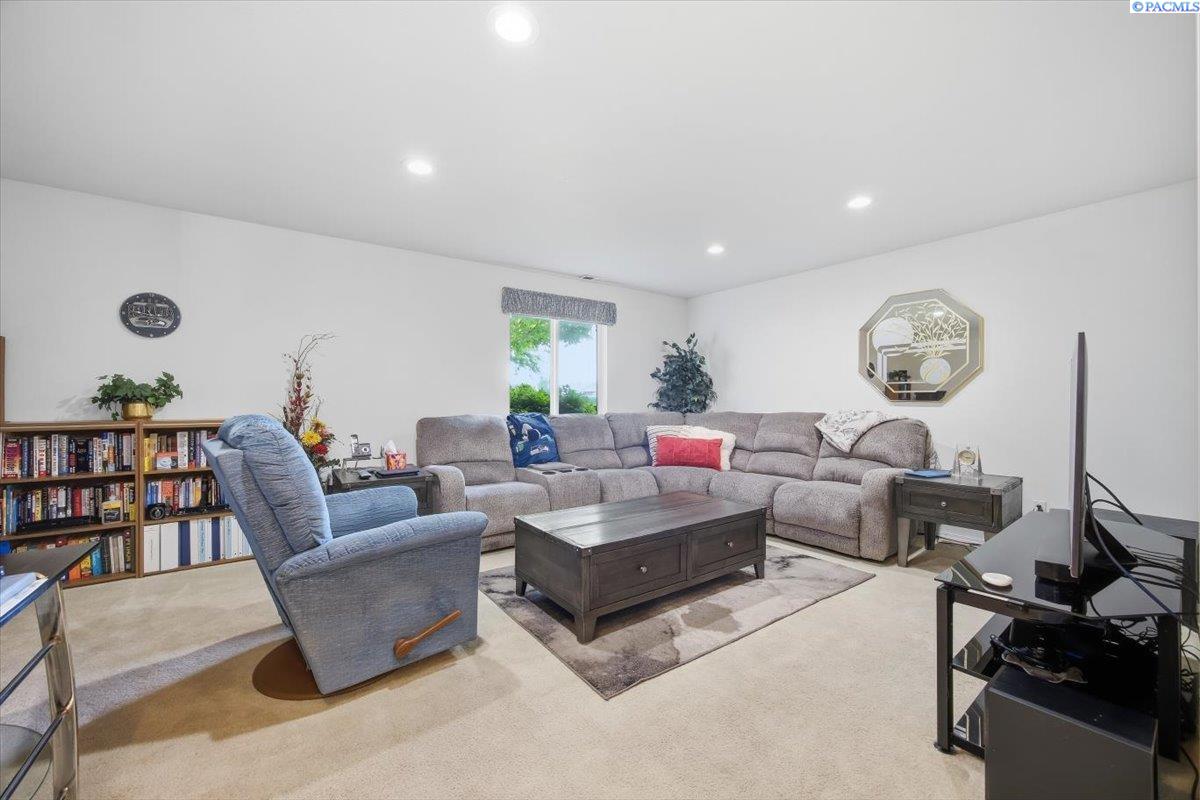 4314 Riverhill Dr