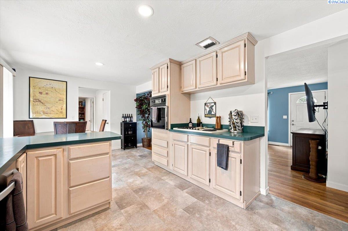 2146 Newcomer Ave