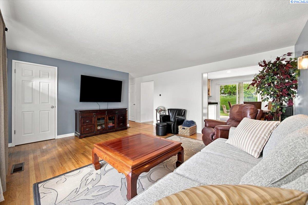 2146 Newcomer Ave