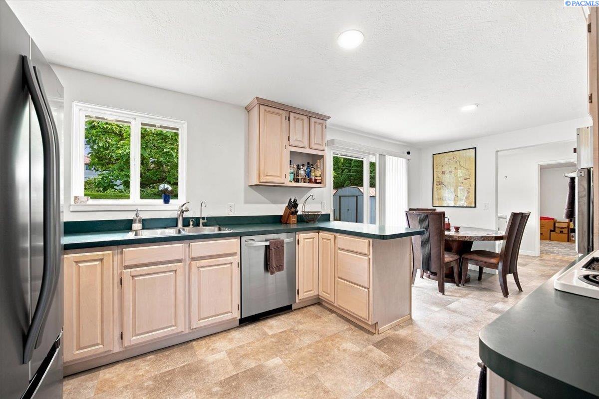 2146 Newcomer Ave