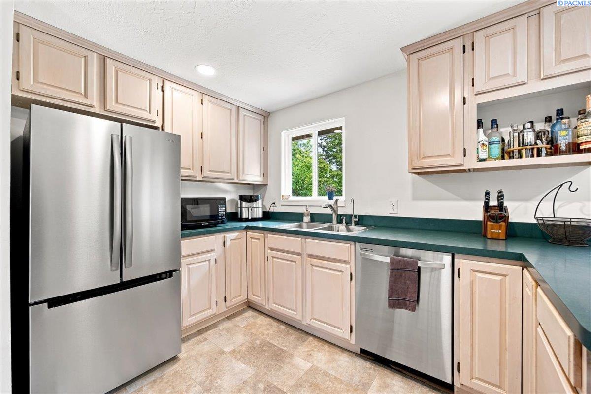 2146 Newcomer Ave