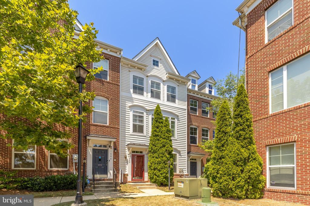 602 Ava Cir NE