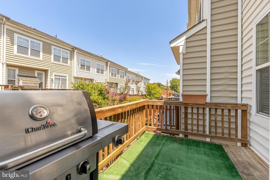 602 Ava Cir NE