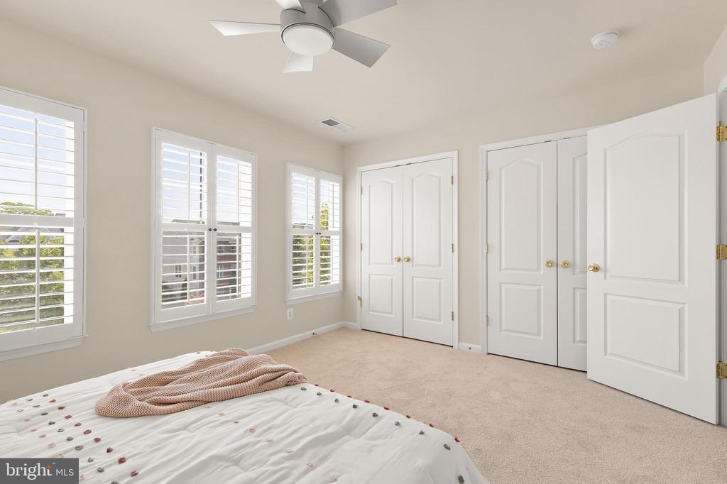 602 Ava Cir NE