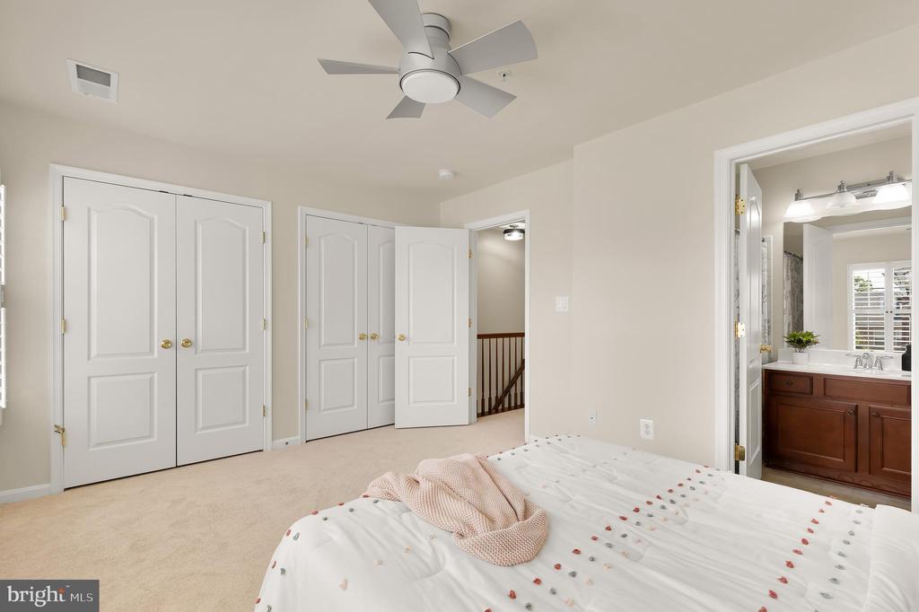 602 Ava Cir NE