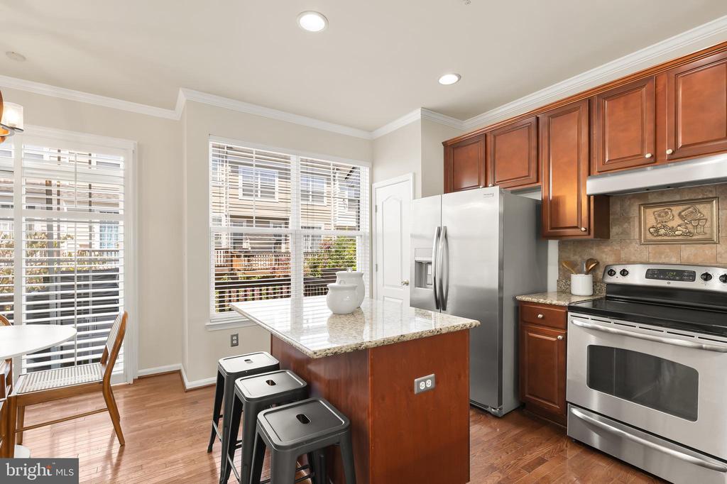 602 Ava Cir NE