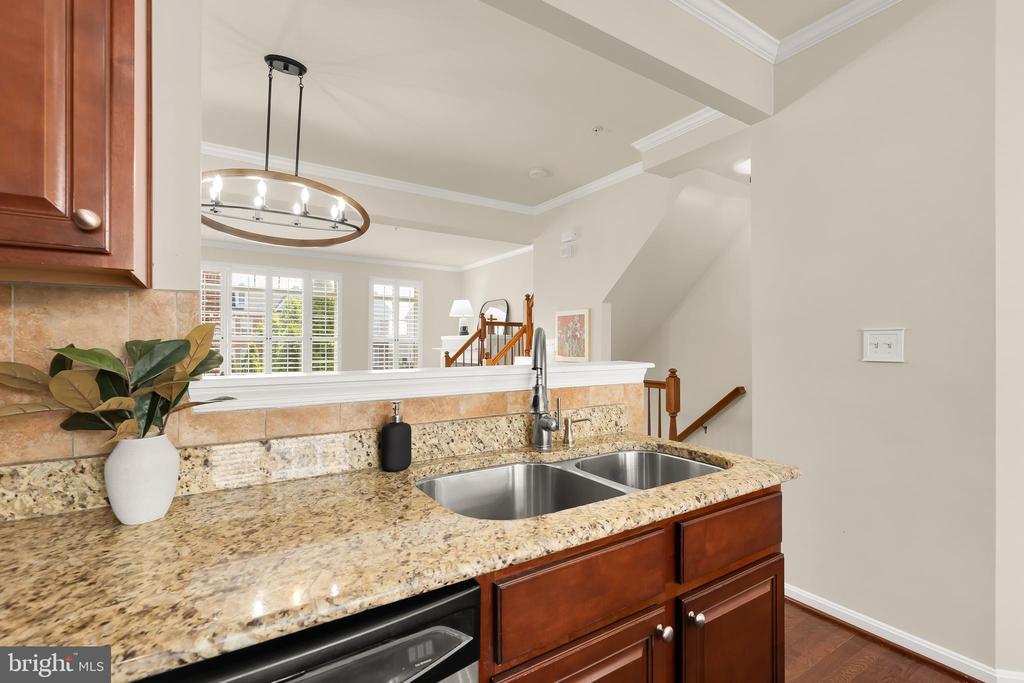 602 Ava Cir NE