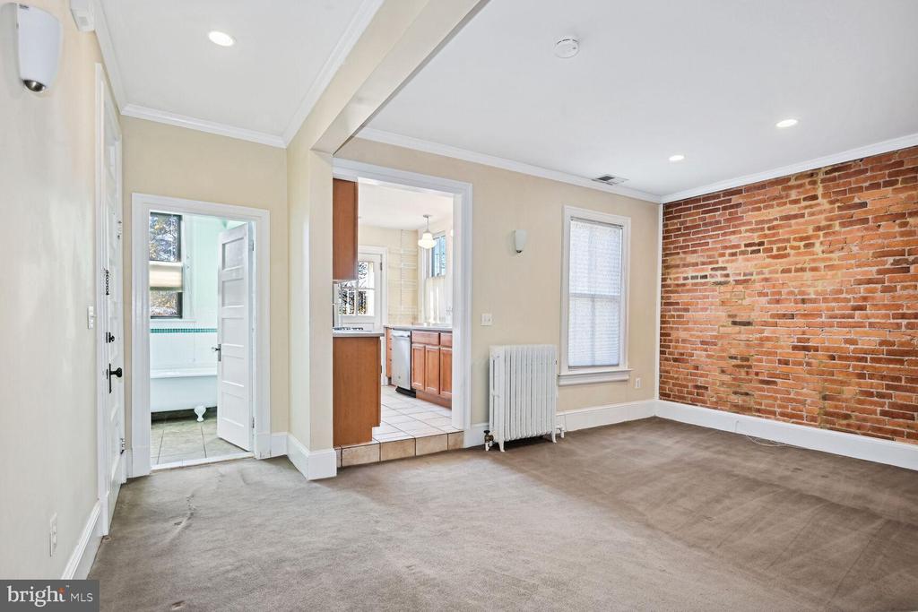 2610 CATHEDRAL AVE NW #3