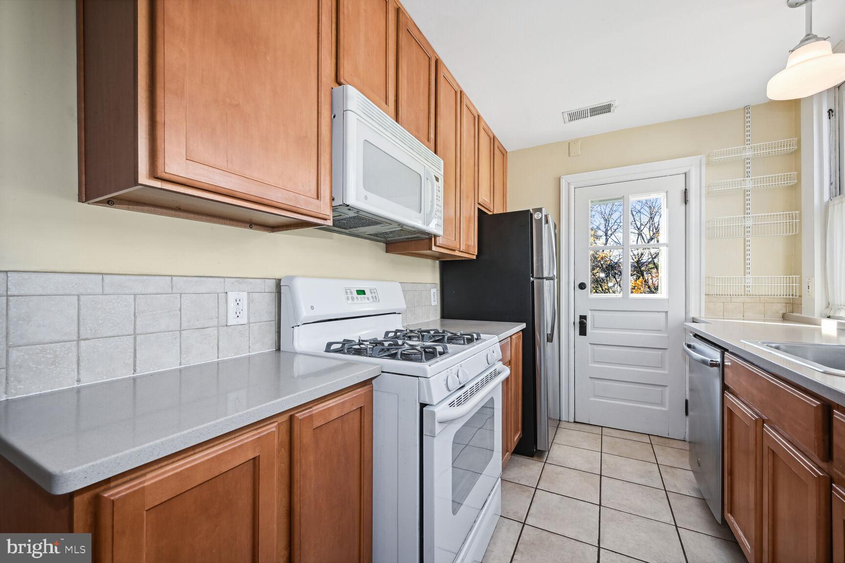 2610 CATHEDRAL AVE NW #3