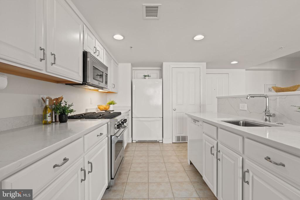 1220 N FILLMORE STREET Unit: 606