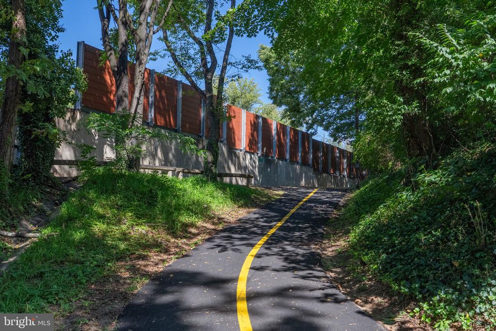 2050 N CALVERT STREET Unit: 404