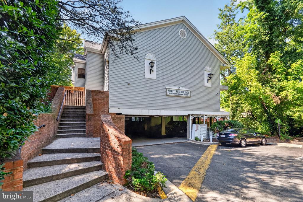 2050 N CALVERT STREET Unit: 404