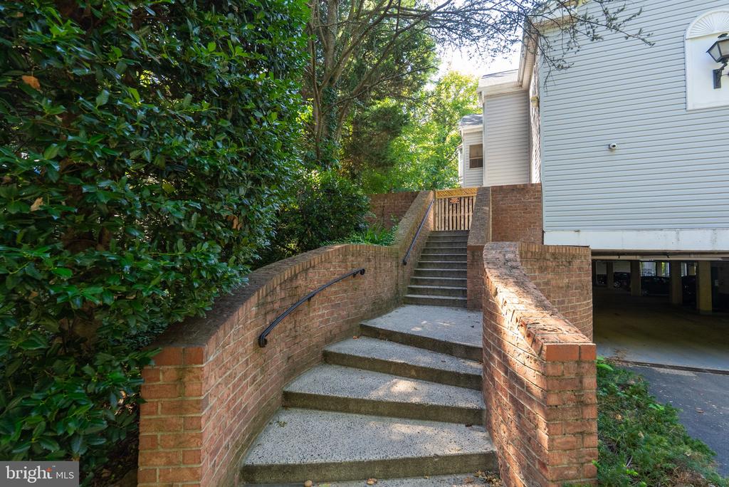 2050 N CALVERT STREET Unit: 404